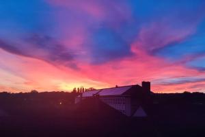 Východ nebo západ slunce při pohledu z apartmánu nebo okolí