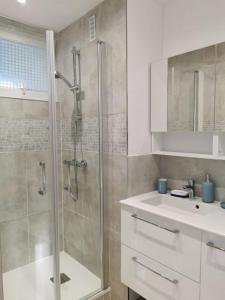 Koupelna v ubytování Appartement 6-8 personnes - Calme - Neuf - 15 min de Paris