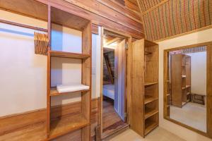 um quarto com paredes e prateleiras de madeira em Camanolo Homestay em General Luna