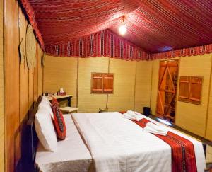 Postel nebo postele na pokoji v ubytování SAMA Al Areesh Desert Camp