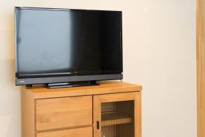 Una televisión o centro de entretenimiento en Guesthouse ZenNichi