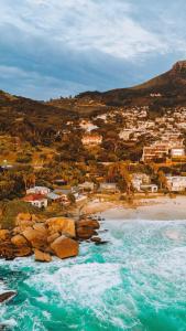 een luchtzicht op een strand met een stad bij Camps Bay Retreat Hotel in Kaapstad