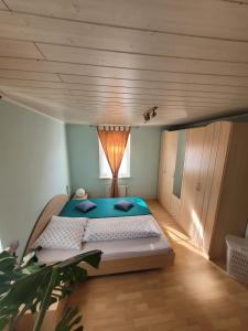 ein Schlafzimmer mit einem Bett in einem Zimmer mit einem Fenster in der Unterkunft Casa Carolina Rumänisches Restaurant & Pension in Stedtfeld