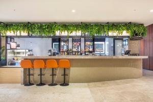 Lounge nebo bar v ubytování Holiday Inn Dandenong by IHG