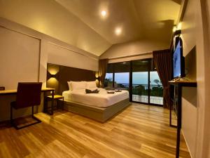 Letto o letti in una camera di HIP Seaview Resort @ Phi Phi