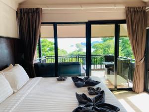Letto o letti in una camera di HIP Seaview Resort @ Phi Phi