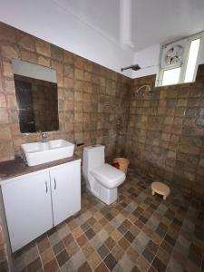 uma casa de banho com um WC e um lavatório em Namastexplorer Rishikesh em Rishikesh