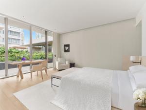 Cama ou camas em um quarto em The Singapore EDITION