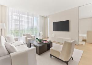 Uma TV ou centro de entretenimento em The Singapore EDITION