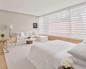Cama ou camas em um quarto em The Singapore EDITION