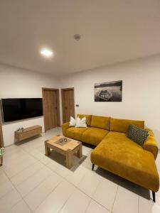een woonkamer met een bank en een salontafel bij Lipno Vision Apartments in Lipno nad Vltavou