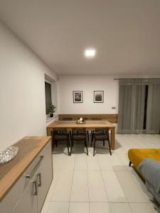 een keuken en eetkamer met een tafel en stoelen bij Lipno Vision Apartments in Lipno nad Vltavou