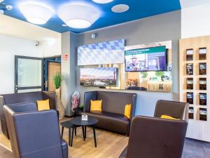 TV a/nebo společenská místnost v ubytování B&B Hotel München City-Nord