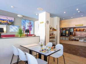 Kuchyň nebo kuchyňský kout v ubytování B&B Hotel München City-Nord
