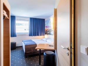Postel nebo postele na pokoji v ubytování B&B Hotel München City-Nord