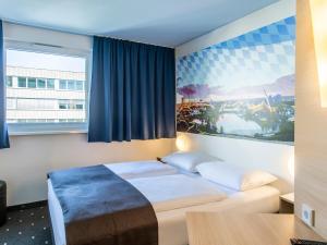 Postel nebo postele na pokoji v ubytování B&B Hotel München City-Nord