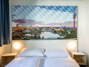 Postel nebo postele na pokoji v ubytování B&B Hotel München City-Nord