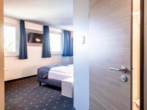 Postel nebo postele na pokoji v ubytování B&B Hotel München City-Nord