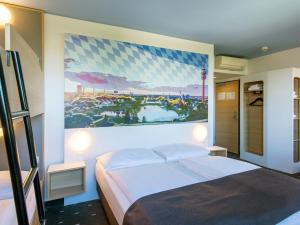 Postel nebo postele na pokoji v ubytování B&B Hotel München City-Nord