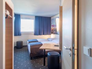 Postel nebo postele na pokoji v ubytování B&B Hotel München City-Nord