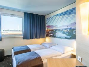 Postel nebo postele na pokoji v ubytování B&B Hotel München City-Nord