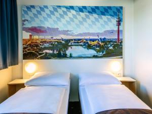Postel nebo postele na pokoji v ubytování B&B Hotel München City-Nord