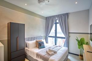 een slaapkamer met een bed en een groot raam bij Neu Suites Jalan Ampang @ KL in Kuala Lumpur