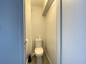 une salle de bain avec toilettes dans une petite pièce dans l'établissement Cosy, spacieux avec 3 chambres et espaces de travail - Pres Bas, à Clermont-Ferrand