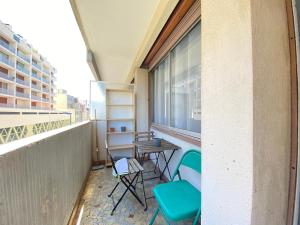 un balcon avec des chaises et une table sur un immeuble dans l'établissement Cosy, spacieux avec 3 chambres et espaces de travail - Pres Bas, à Clermont-Ferrand