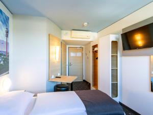 Postel nebo postele na pokoji v ubytování B&B Hotel München City-Nord