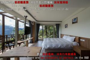Habitación de hotel con cama y balcón en Chingjing Abin Minshuku en Renai