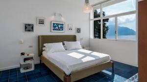 Un pat sau paturi într-o cameră la VILLA PONTI 6, Emma Villas