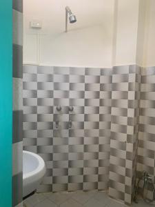 W łazience znajduje się prysznic, umywalka i toaleta. w obiekcie Shangrila by Craftels w mieście Majorda