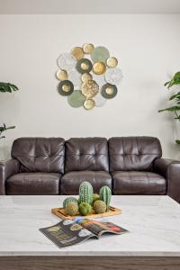 sala de estar con sofá y mesa en Red Rock Retreat, en Sedona