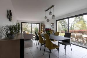 - une cuisine et une salle à manger avec une table et des chaises dans l'établissement Le Saguero - Calme - 6pers - Rêve au Mans, à Changé