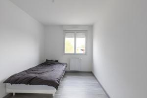 a white bedroom with a bed and a window at Le Panorama - Proche Circuit - 5p - Calme in Le Mans