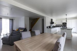 cocina y sala de estar con mesa y sillas en Le Panorama - Proche Circuit - 5p - Calme en Le Mans