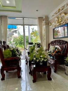 a living room with two chairs with flowers on them at Hotel Mỹ Anh in Sa Ðéc