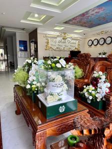 a flower shop with white flowers on a table at Hotel Mỹ Anh in Sa Ðéc