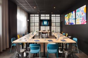 une salle de conférence avec une grande table et des chaises dans l'établissement Campanile Caen Centre Gare, à Caen