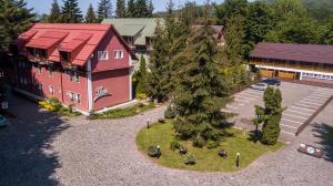 an aerial view of a building with a tree in a courtyard at Suior Resort Baza in Baia-Sprie