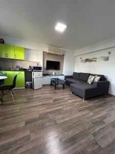 uma sala de estar com um sofá e uma cozinha em Apartment with garden em Pafos