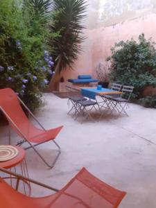 a group of chairs and tables in a courtyard at Arlette la petite maison Arlésienne in Arles