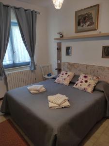 1 dormitorio con 1 cama con 2 toallas en Appartamento relax Svitlana en Castel di Sangro