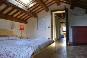 Postel nebo postele na pokoji v ubytování Agriturismo Forestale Luti