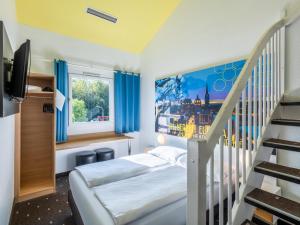 um quarto com uma cama e uma escada em B&B HOTEL Aachen-Würselen em Würselen