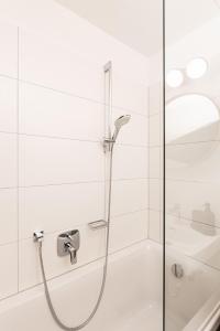um chuveiro com uma porta de vidro na casa de banho em Apartment - Lärchenhof em Mauterndorf