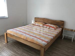 uma cama com duas almofadas num quarto em MG em Žepče