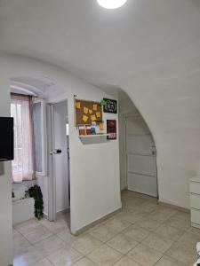 Cette chambre dispose d'une porte et d'un mur avec un réfrigérateur. dans l'établissement Felicità - My cosy house, à Bari