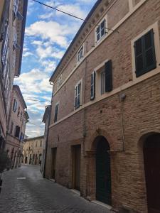 un callejón en una ciudad con un edificio de ladrillo en Appartamento La Fisarmonica Recanati, en Recanati